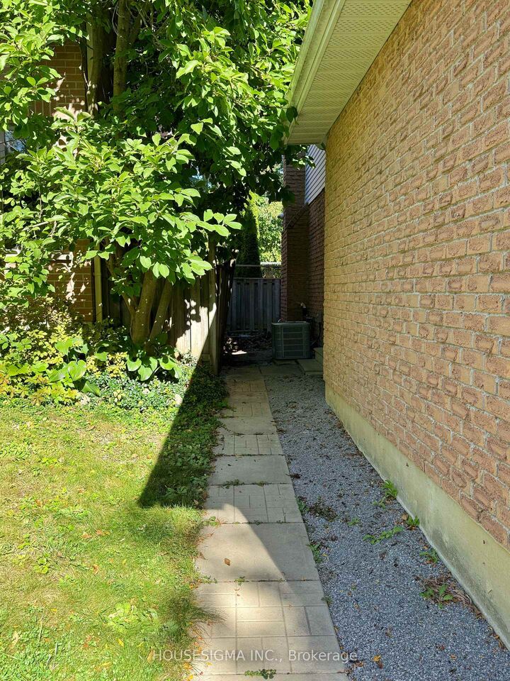 Property Photo:  16 Mendys Forest Street Lower  ON L4G 5A3 