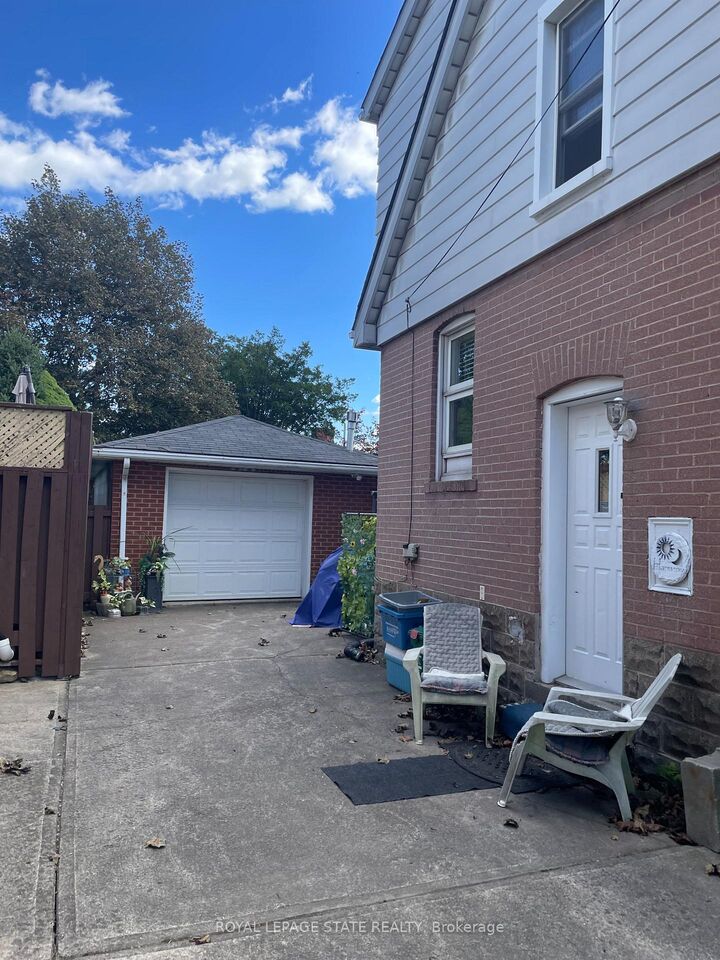 Property Photo:  225 East 14th Street Upper  ON L9A 4B7 