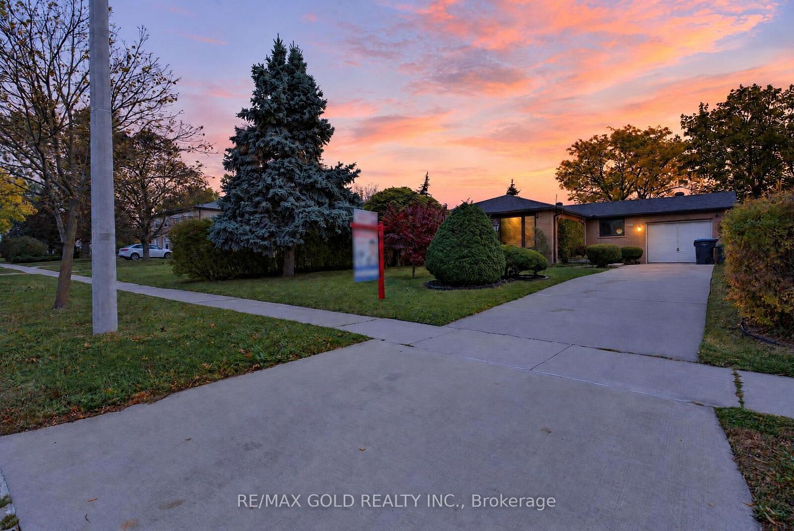Property Photo:  722 Balmoral Drive  ON L6T 1X4 