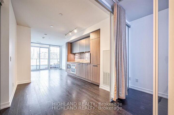 Property Photo:  85 Wood Street 818  ON M4Y 0E8 