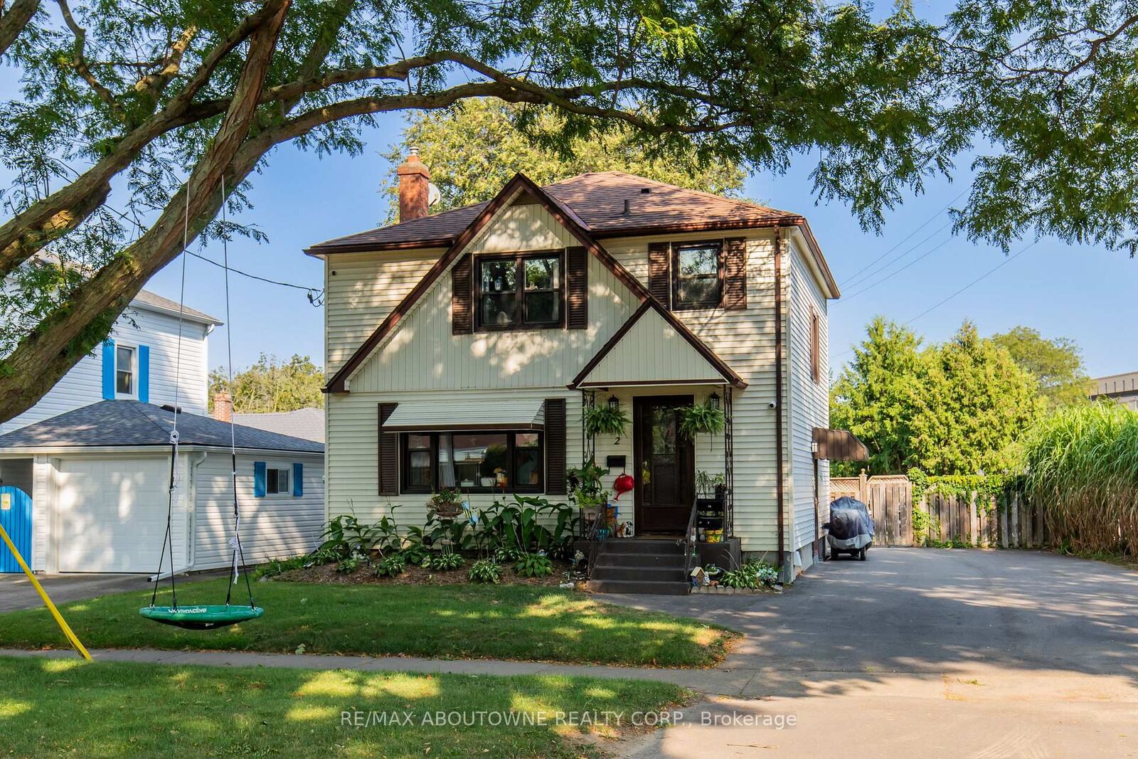 Property Photo:  2 Thorndale Avenue C  ON L2R 6A3 