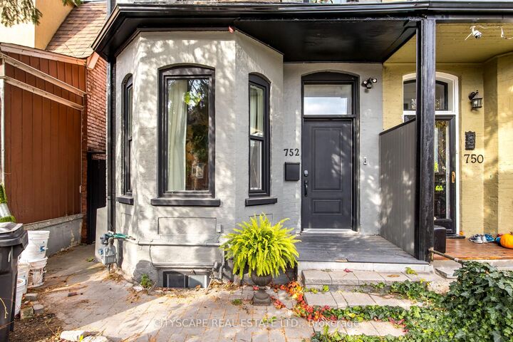 Property Photo:  752 Richmond Street W  ON M6J 1C5 