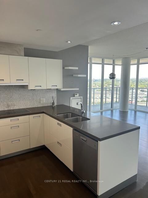 Property Photo:  90 Parklawn Road 2111  ON M8Y 0B6 