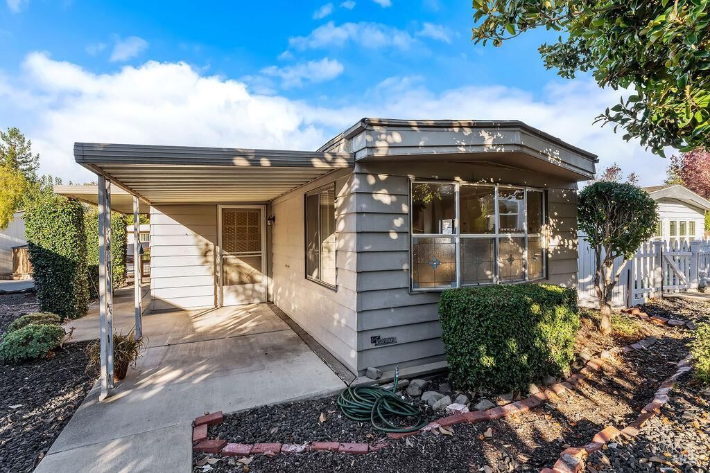Property Photo: 42 Shadyleaf Court CA 95405