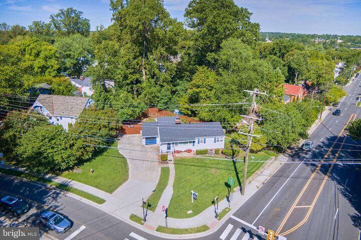 Property Photo:  998 N Roosevelt Street  VA 22046 