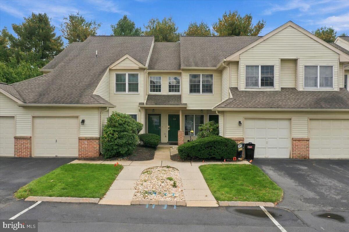 Property Photo:  112 Lindfield Circle  PA 18062 