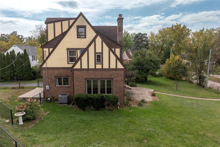Property Photo:  2445 5th Avenue SE  IA 52403 