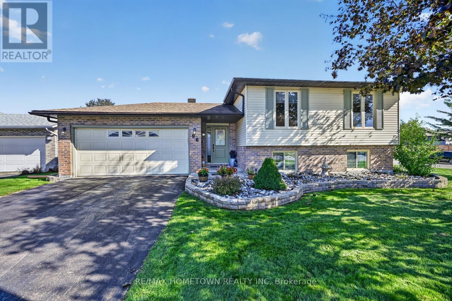 Property Photo: 96 Cambridge Crescent ON K6V 6L8