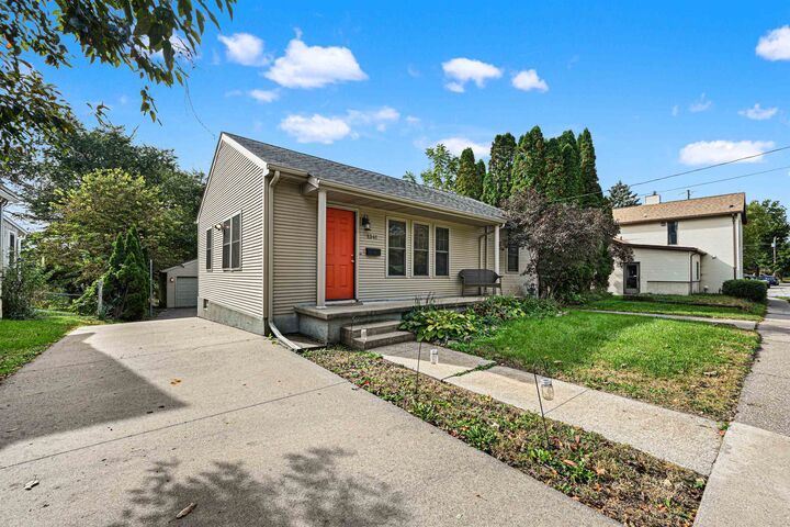 Property Photo:  1341 S Grandview Avenue  IA 52003 