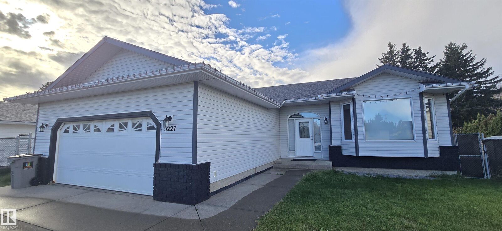 Property Photo:  5227 54 Avenue  AB T0B 3H0 