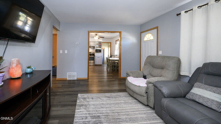 Property Photo:  909 1st Street SE  ND 58554 