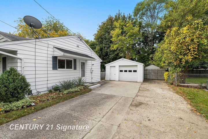 Property Photo:  3389 Meyer Place  MI 48603 
