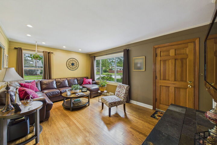 Property Photo:  520 N Eastwood Avenue  IL 60056 