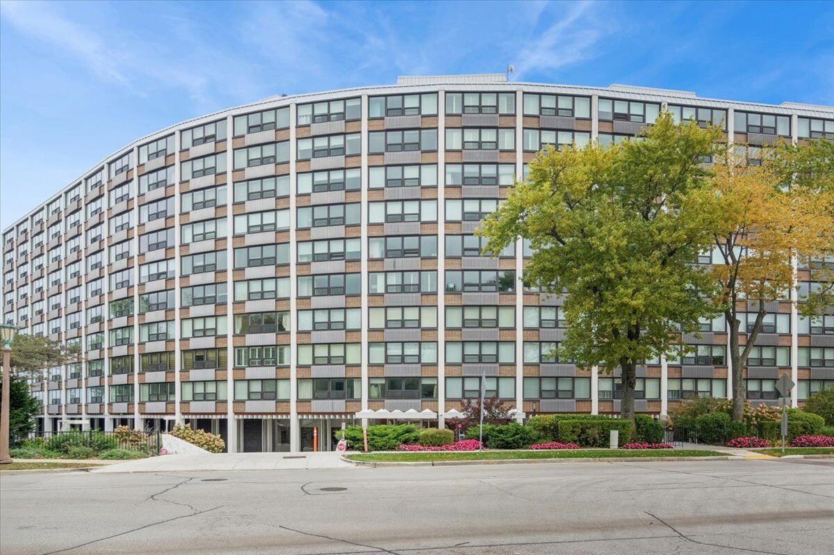 Property Photo: 1630 Sheridan Road 10-J IL 60091