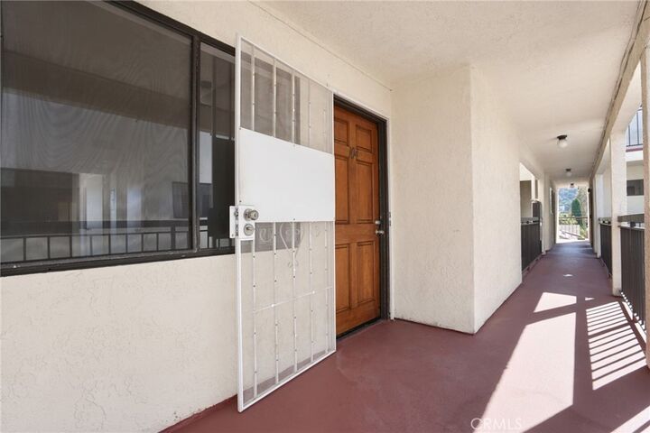 Property Photo:  814 E Windsor Avenue 104  CA 91205 