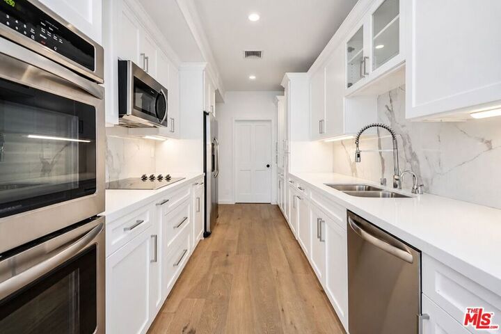 Property Photo:  1167 Roxbury Drive 105  CA 90035 