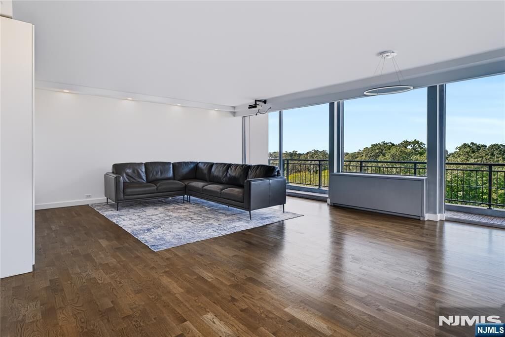 Property Photo:  2 Horizon Road 812  NJ 07024 