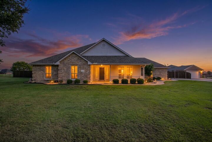 Property Photo: 2750 N Mockingbird Lane TX 76065