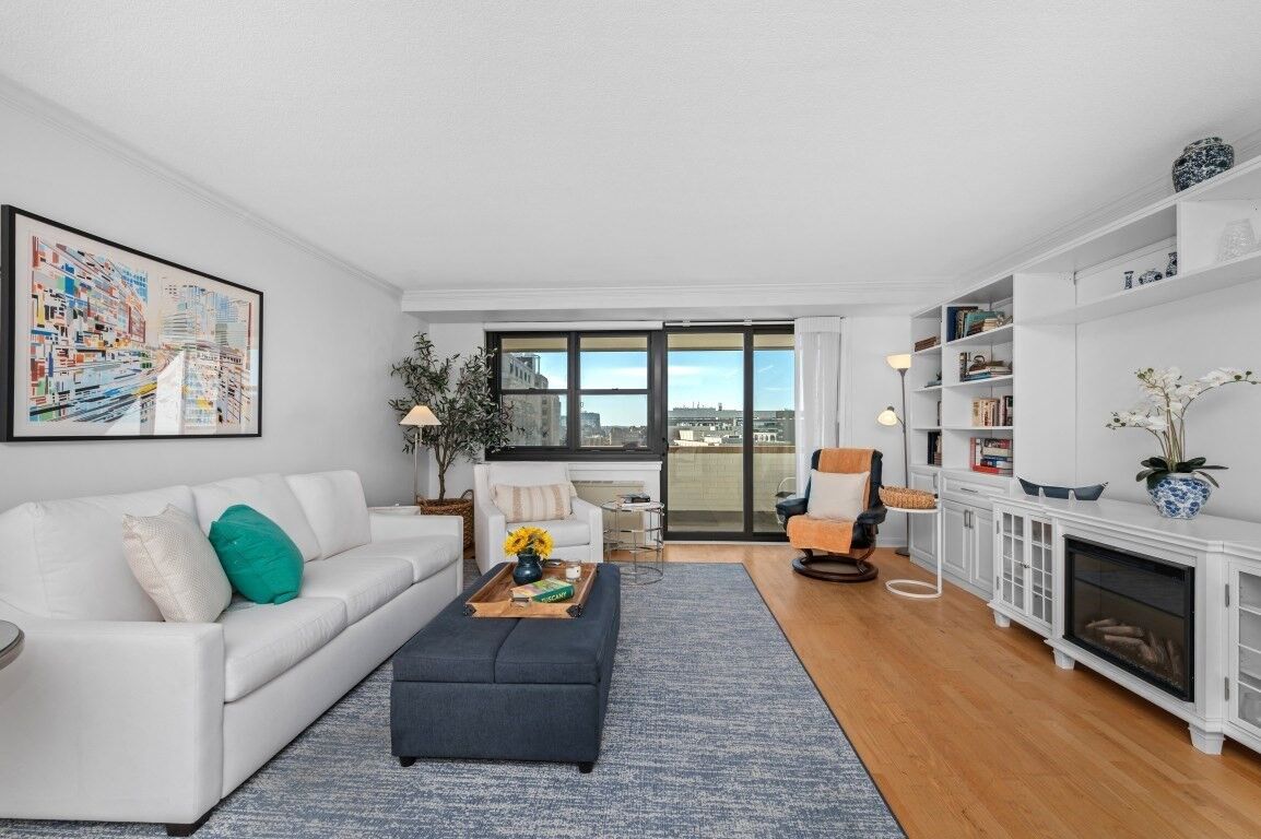 Property Photo:  2 Hawthorne Place 15R  MA 02114 