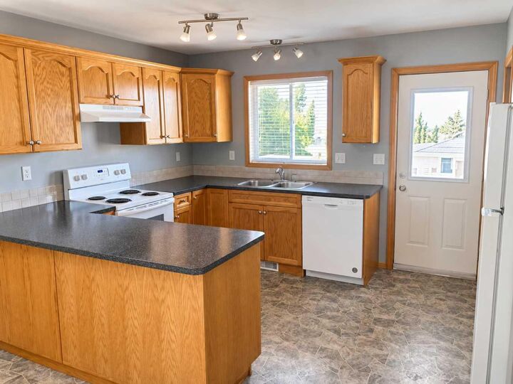 Property Photo:  233 Kendrew Drive  AB T4P 3Z1 
