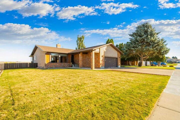 Property Photo:  80 East Glen Drive SE  AB T1B 2X4 