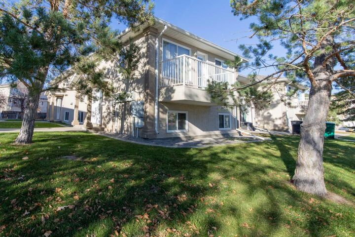 Property Photo:  5 Tartan Boulevard W 5  AB T1J 5Y5 