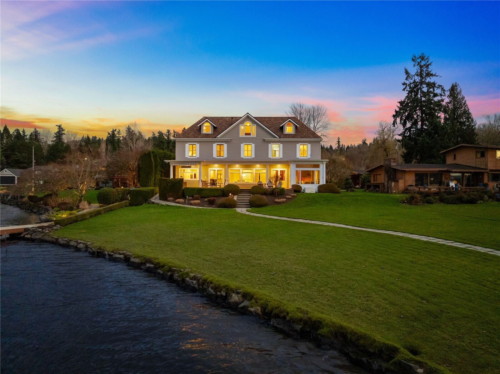Property Photo: 649 E Lake Sammamish Parkway SE WA 98074