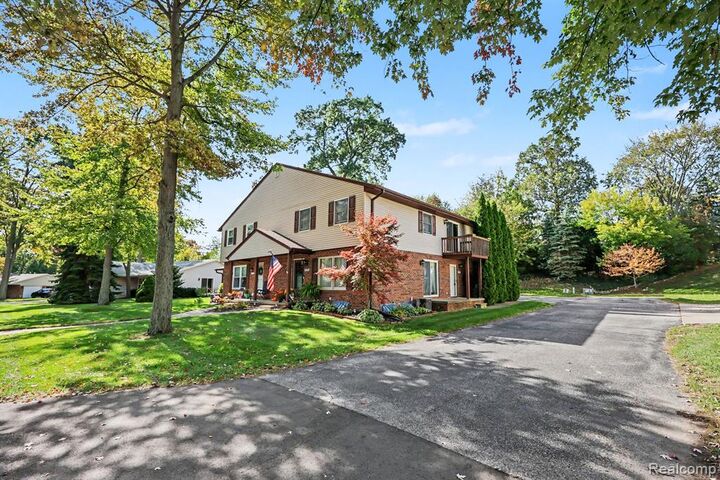 Property Photo:  3727 Ramblewood Drive  MI 48060 