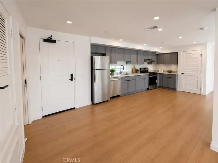 Property Photo:  176 N Catalina Ave 402  CA 91106 