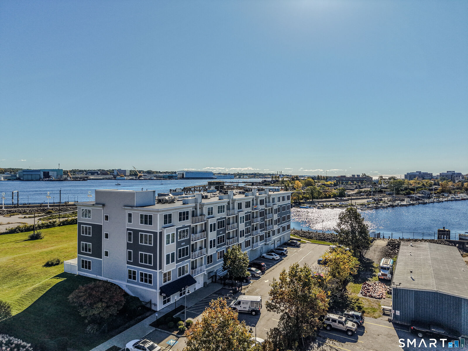 Property Photo:  400 Bank Street 205  CT 06320 