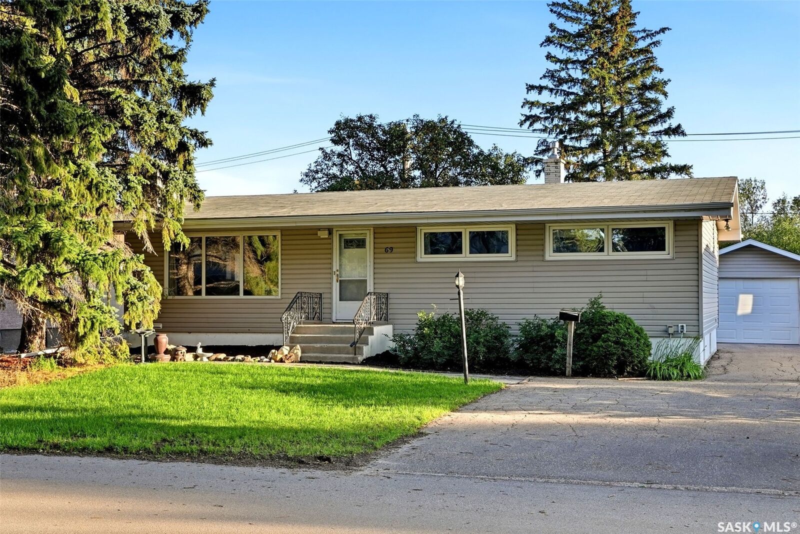 Property Photo:  69 Darke Crescent  SK S4S 3Y1 