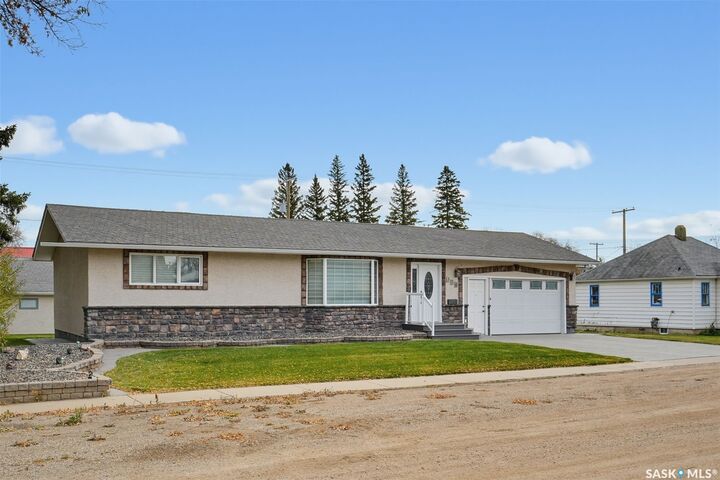 Property Photo:  306 3rd Street E  SK S0K 4N0 