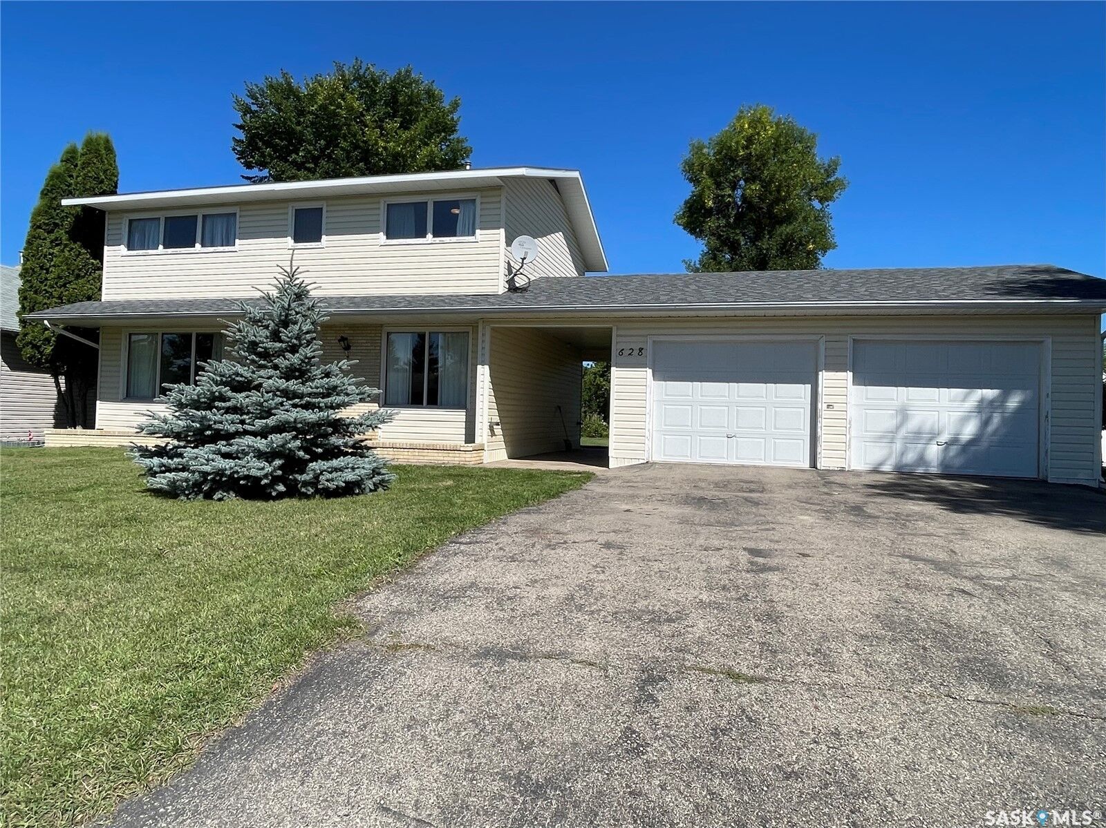 Property Photo: 628 1st Street NE SK S0A 3B0