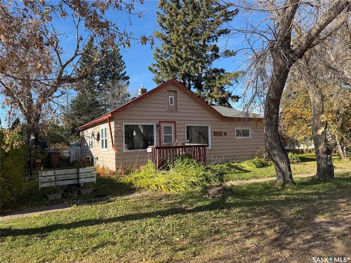 Property Photo:  125 5th Street  SK S0E 1P0 