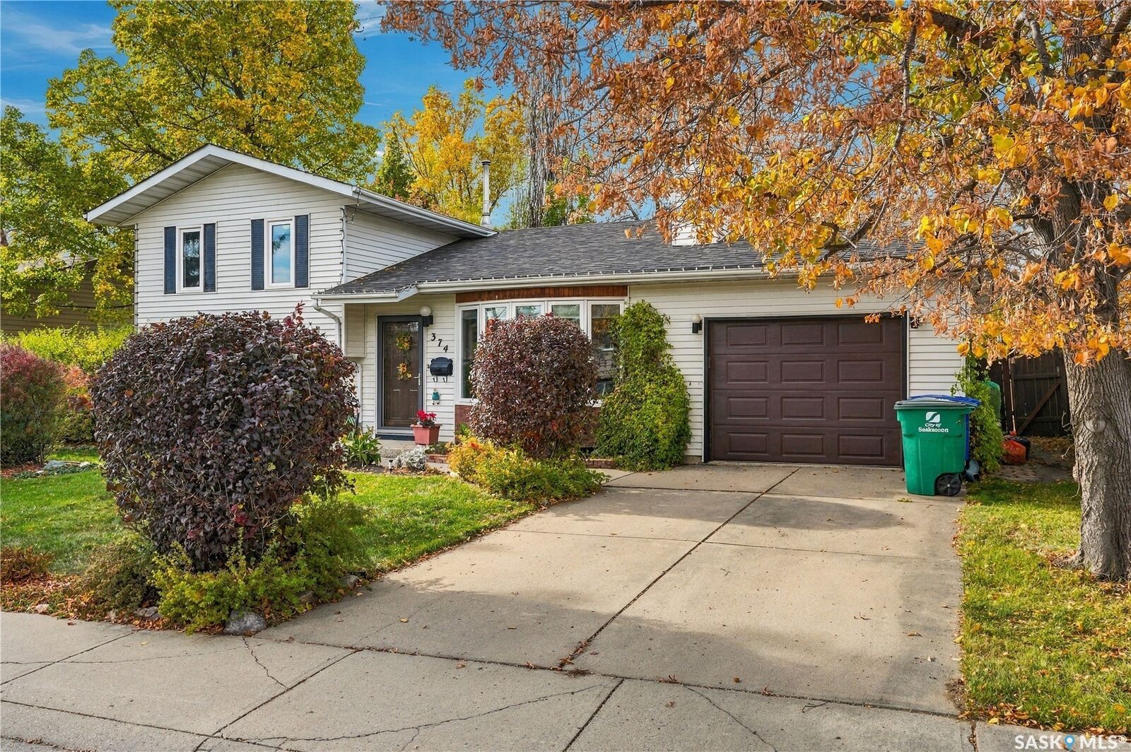 Property Photo:  374 Thain Crescent  SK S7K 6N7 