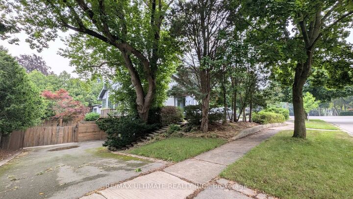 Property Photo:  1101 Lakeshore Road W Lower  ON L6L 1E7 