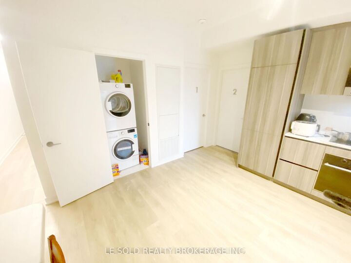 Property Photo:  127 Broadway Avenue 711 Master Bedroom  ON M4P 1V4 