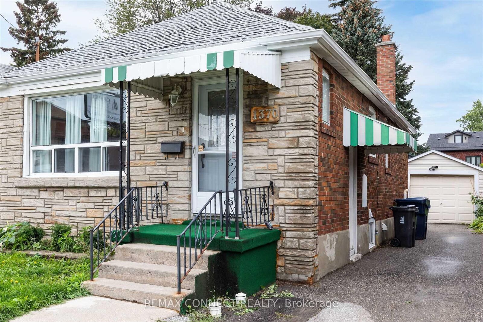 Property Photo:  1370 Woodbine Avenue Lower  ON M4C 4G5 