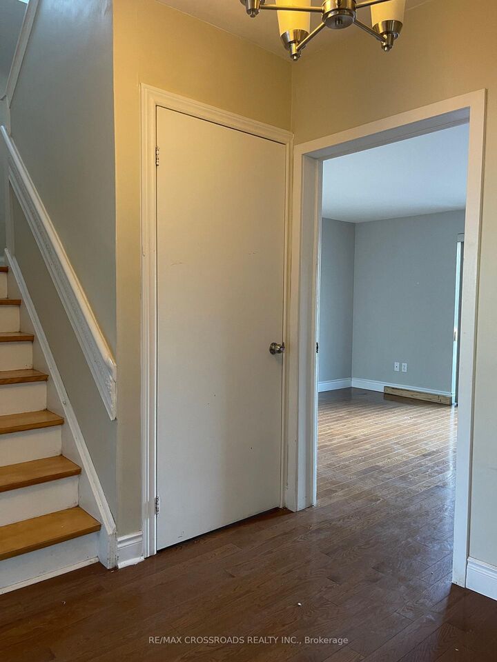 Property Photo:  56 Harris Park Drive Upper  ON M1L 3A7 