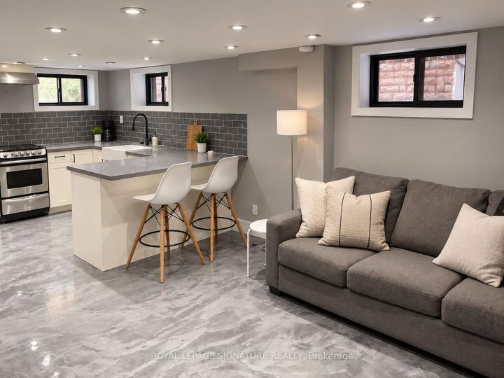 Photo de la propriété: 44 Manning Avenue Bsmt ON M6J 2K4