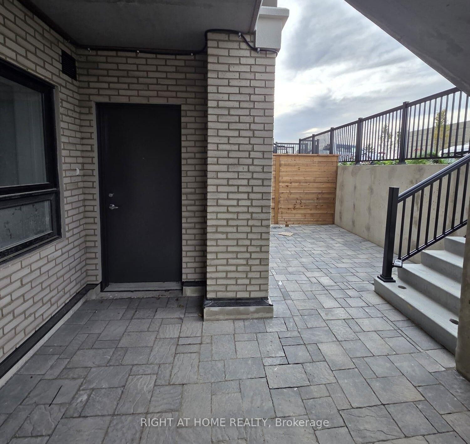 Property Photo:  25 Palace St Street Q8  ON N2E 0L3 