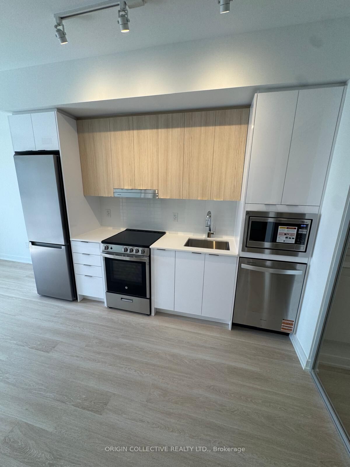 Property Photo:  5105 Hurontario Street 2906  ON L4Z 3X7 