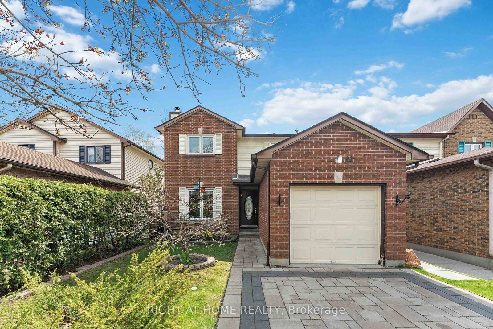 Property Photo:  26 Denham Way  ON K2S 1H5 