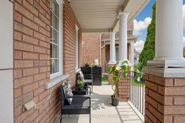 Property Photo:  14 Grainger Crescent  ON L1T 4Y9 