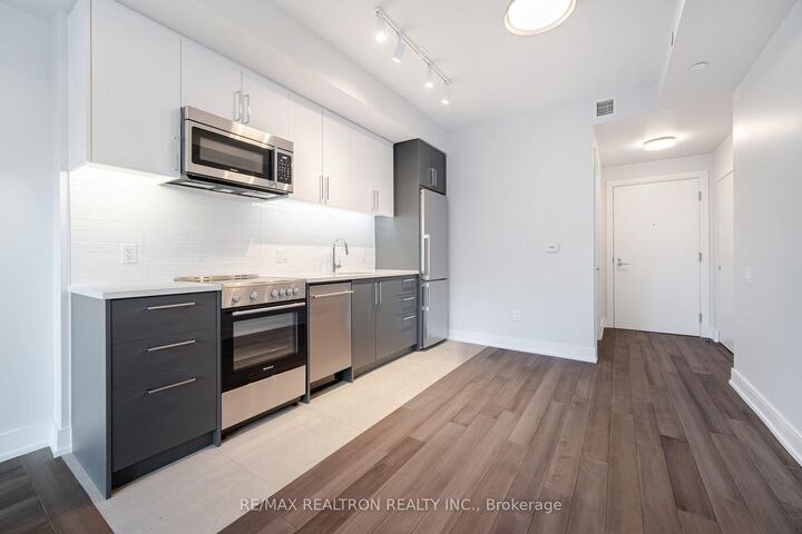 Property Photo:  2525 Bathurst Street 1005  ON M6B 2Y9 