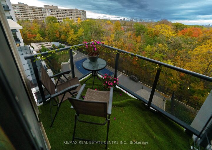 Property Photo:  202 Burnhamthorpe Road E 509W  ON L5A 4L4 