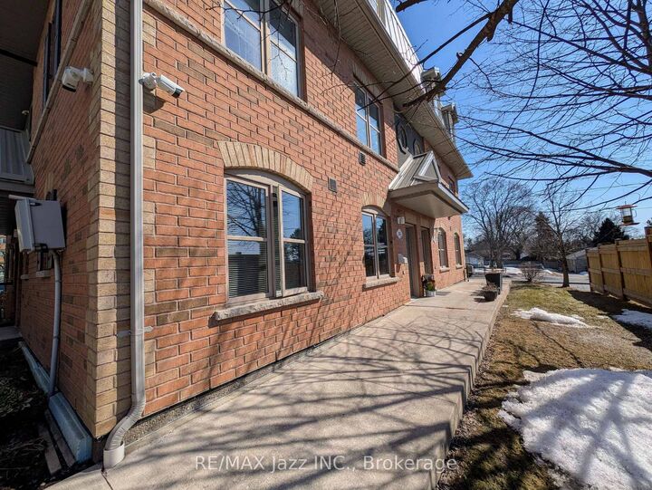 Property Photo:  760 King Street E 203  ON L1H 1G9 