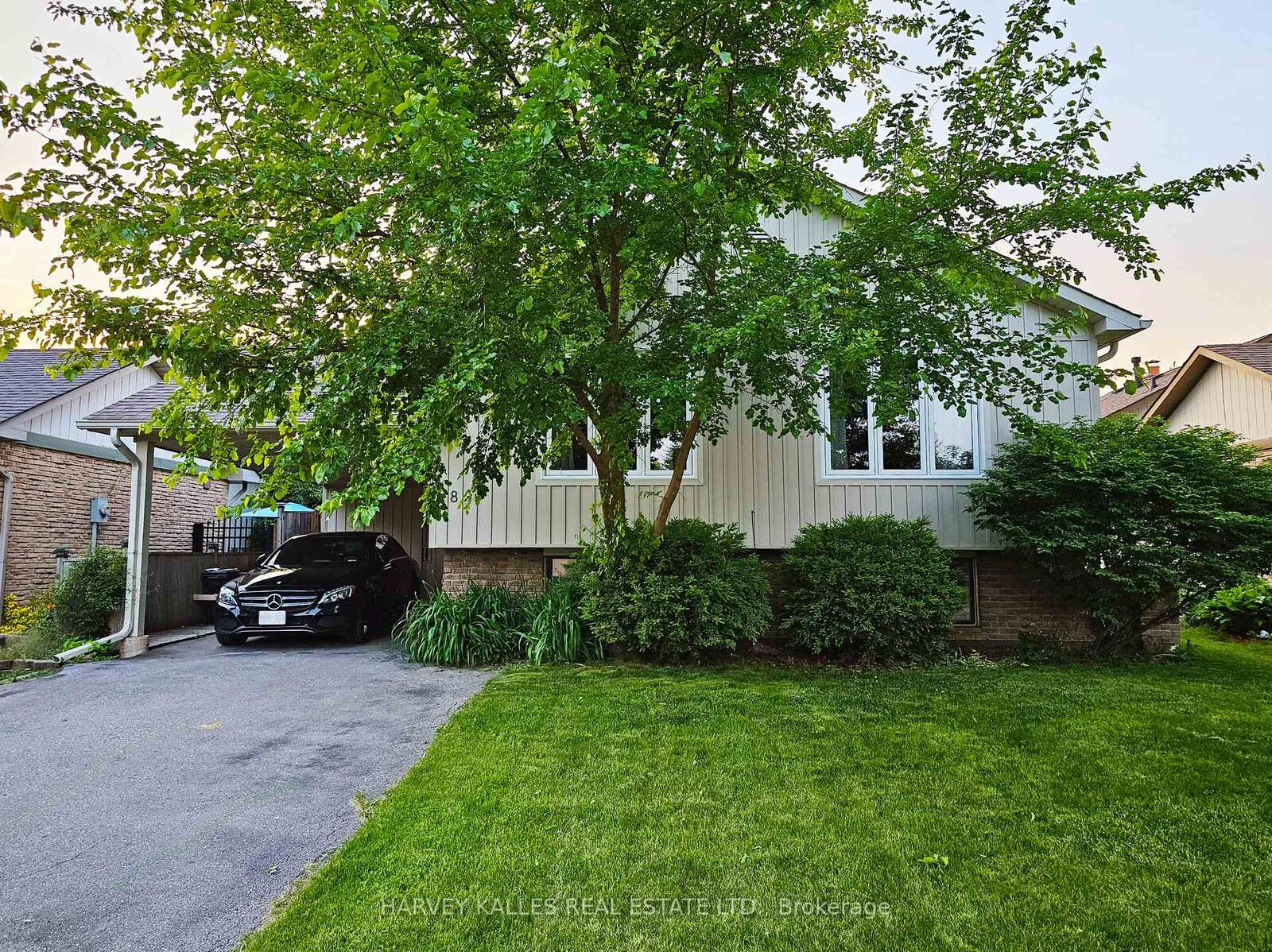 Property Photo:  8 Pilkington Crescent  ON L1N 6E9 