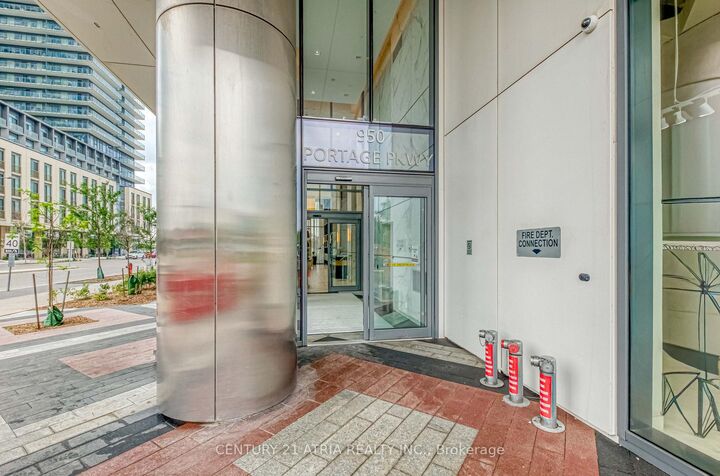Property Photo:  950 Portage Parkway 1811  ON L4K 0J7 