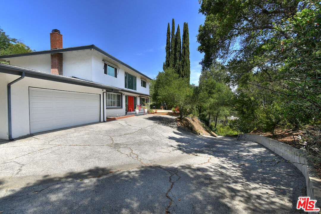 Property Photo: 11944 Briarvale Ln CA 91604